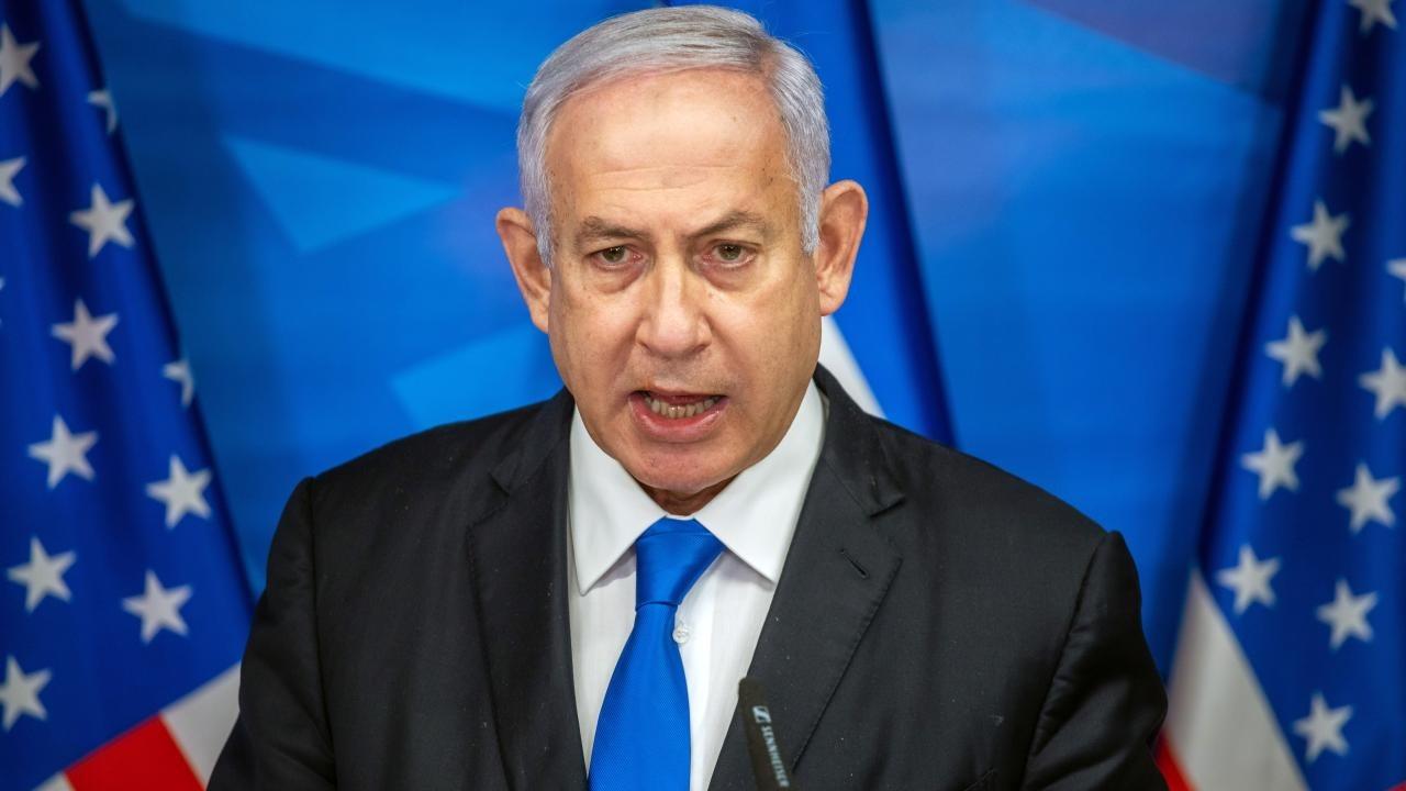 İsrail Başbakanı Netanyahu’nun ABD’de kaldığı otele “Tutuklayın” yazısı yansıtıldı
